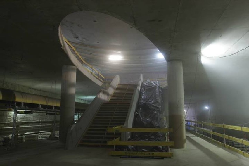 Schody na stacji metra Rondo ONZ prawie gotowe [zdjęcia]