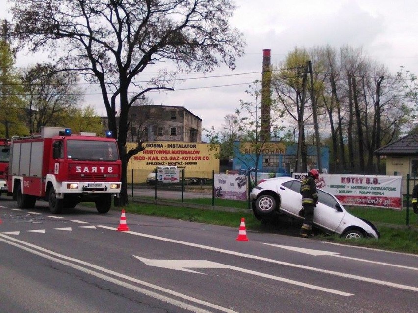 Wypadek w Łodygowicach. Dwie osoby ranne [ZDJĘCIA]