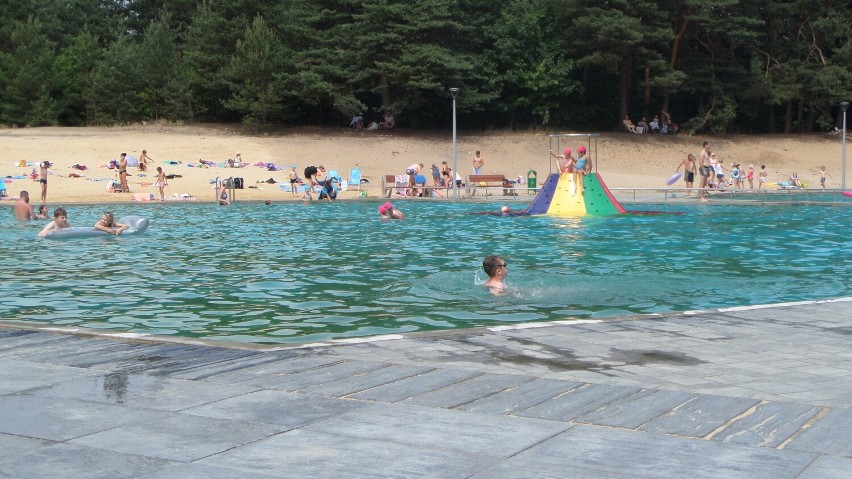 Tłum ludzi na kąpielisku w Żarkach. Nowy basen w upalne dni zachęca do wypoczynku - ZDJĘCIA