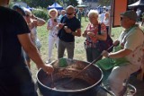 Wielkie oblężenie Mniszek pod Międzychodem podczas Wielkiego Smażenia Powideł. Goście w mgnieniu oka zjedli powidła wysmażone z 300kg śliwek