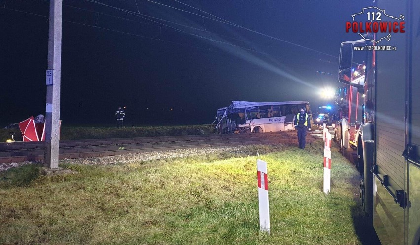 Autobus szkolny wjechał wprost pod pociąg relacji Wrocław -...