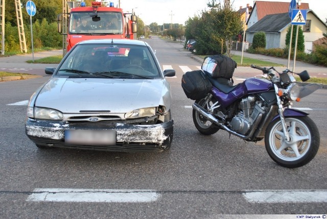 Dyżurny augustowskiej Policji otrzymał zgłoszenie o zderzeniu motocykla z samochodem osobowym na skrzyżowaniu ulicy Arnikowej z ulicą Wojska Polskiego.