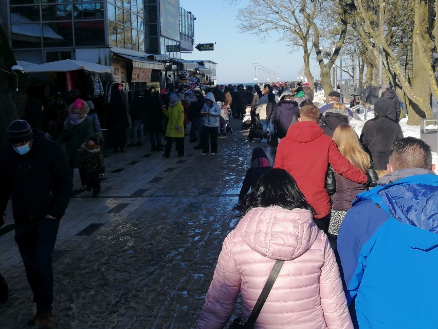 Tłumy na plaży w Kołobrzegu. Wszyscy zachwyceni, kto żyw robił zdjęcia