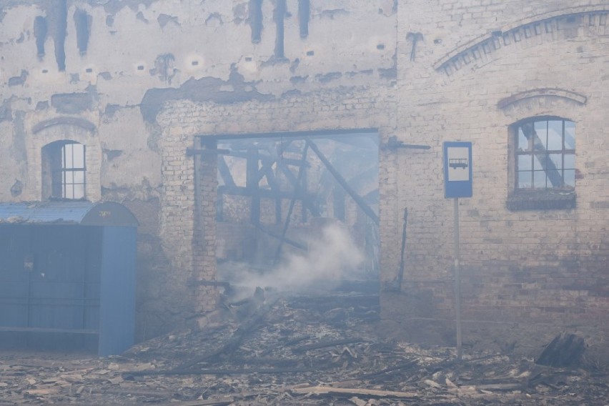Pożar stodoły w Łebuni. Strażacy przez wiele godzin walczyli z żywiołem ZDJĘCIA, WIDEO