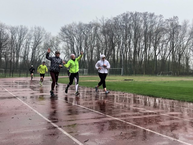 Biegają, bo lubią. Rozpoczęli sezon na stadionie Pogoni w Zduńskiej Woli