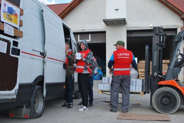 Z Sandomierza wyrusza 16. już konwój pomocy humanitarnej dla Ukrainy. Tym razem z magazynu Caritas Diecezji sandomierskiej przy ulicy Trześniowskiej  pojadą 3 busy o łącznej wadze załadunku 10 i pół tony