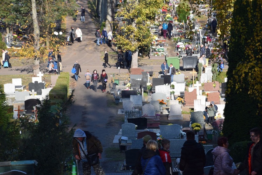 Jak dojechać na cmentarz w Szczecinku? Najlepiej autobusem - oto rozkład jazdy 
