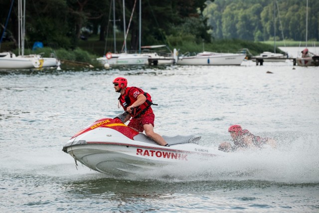 Skoordynowane działania ratownicze na Zalewie Koronowskim w sobotę 17 lipca obejrzały tłumy plażowiczów