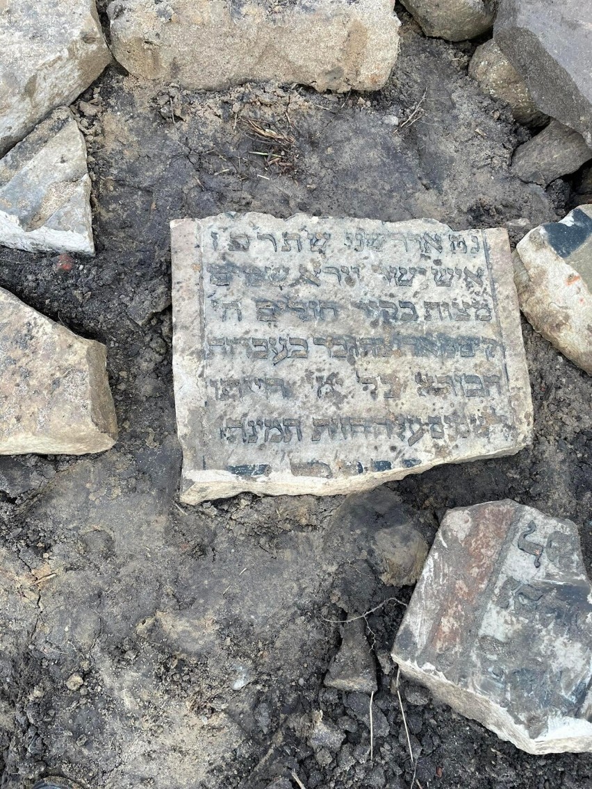 Żydowskie macewy odkryto podczas budowy drogi w gminie...