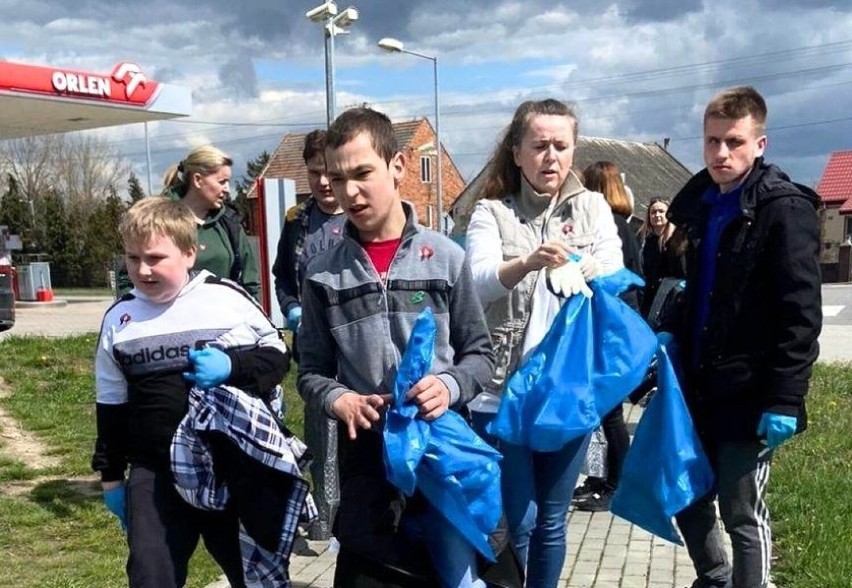 Akcja sprzątania świata na Górze Zamkowej w Pińczowie.