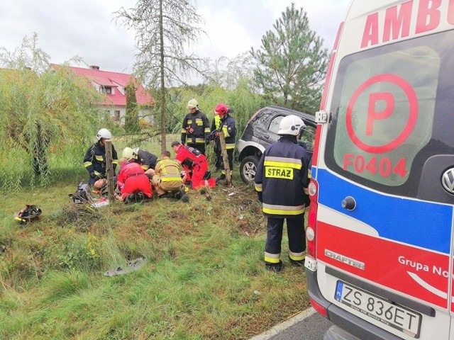 W środę o godz. 13.35 zastępy z OSP Murzynowo, OSP Skwierzyna i JRG Międzyrzecz zostały zadysponowane do zdarzenia drogowego w Dobrojewie.

Jak poinformował Michał Kowaleski z OSP Skwierzyna: &quot;gdy pierwszy zastęp dojechał na miejsce, okazało się, że doszło do czołowo-bocznego zderzenia 2 samochod&oacute;w osobowych, w kt&oacute;rych obaj kierowcy są uwięzieni! Gdy dojechał następny zastęp, strażacy przystąpili do uwalniania najbardziej poszkodowanego kierowcę z samochodu daihatsu, kt&oacute;ry miał zakleszczone nogi pedałami&quot;.

Na miejsce przyjechały też karetki pogotowia i przyleciał śmigłowiec LPR. Najpoważniej poszkodowany mężczyzna został przetransportowany śmigłowcem do szpitala w Gorzowie, a kierowca toyoty do gorzowskiej lecznicy przewieziono karetką. Trzecia osoba trafiła do międzyrzeckiego szpitala.

WIDEO: Zderzenie motocykla z autem. Zginął motocyklista, jego 11-letni syn jest ranny
&lt;script async defer class=&quot;XlinkEmbedScript&quot; data-width=&quot;640&quot; data-height=&quot;360&quot; data-url=&quot;//get.x-link.pl/8d383151-15d2-95aa-a00c-b6b2ebca14be,bfe2d11c-bc13-40e5-4c2f-ac6f043e970e,embed.html&quot; type=&quot;application/javascript&quot; src=&quot;//prodxnews1blob.blob.core.windows.net/cdn/js/xlink-i.js?v1&quot;&gt;&lt;/script&gt;