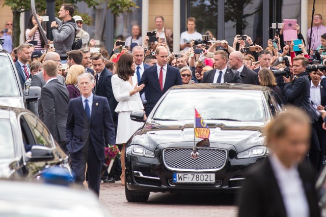 Księżna Kate i Książę William w Warszawie.Tłumy czekały na parę na Krakowskim Przedmieściu [ZDJĘCIA]