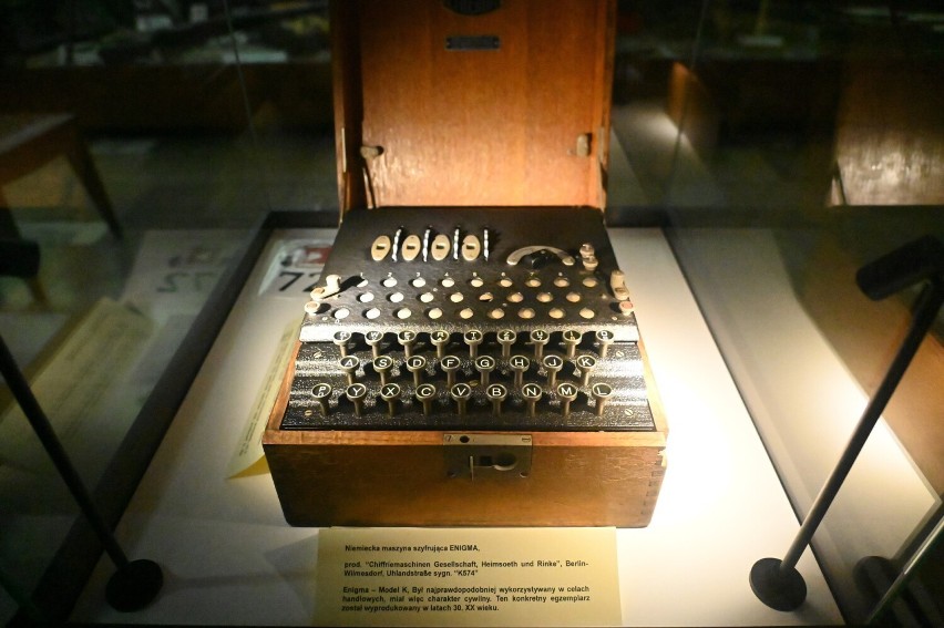 Enigma znajduje się w zbiorach muzeum od 1987 roku.