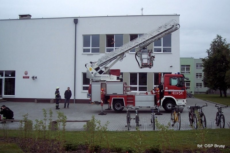 KPPSP Chojnice: Ćwiczenia strażaków w gimnazjum w Brusach [ZDJĘCIA]