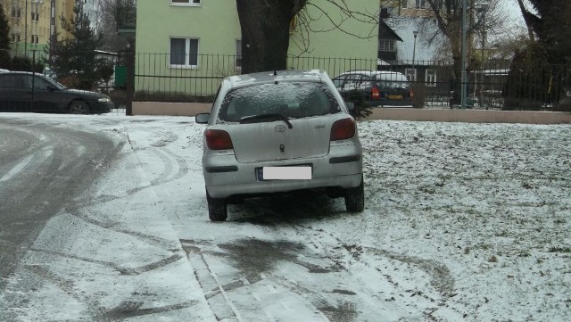 Koszary: Parkują jak chcą. Zdjęcia zamojskich  strażników miejskich