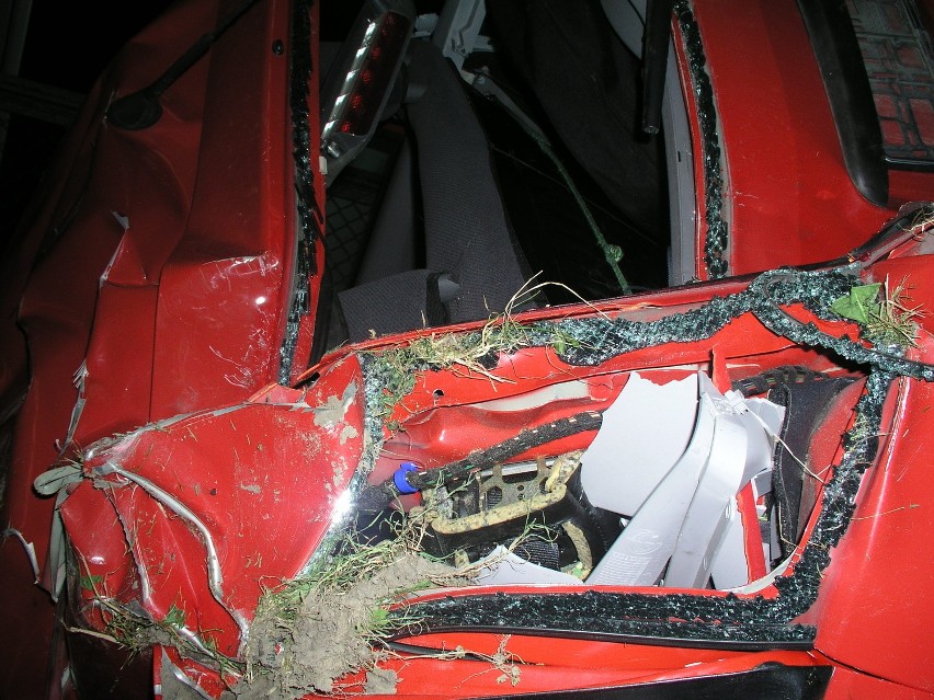 Tak wygląda wrak samochodu po wypadku w Czernichowie.