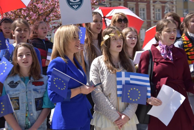 W Dniu Unii Europejskiej uczniowie wałbrzyskich szkół zaśpiewali na placu Magistrackim „Odę do radości"