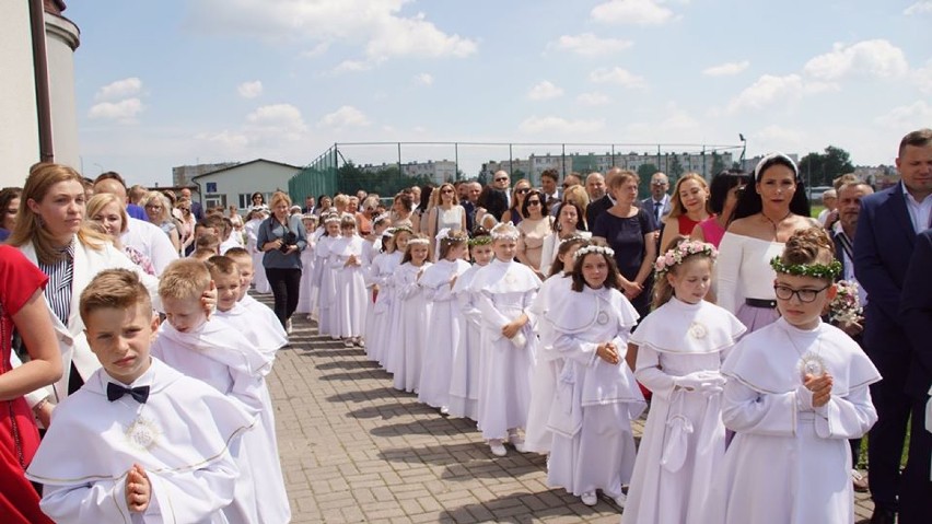 Uczniowie SP nr 4 w Inowrocławiu przystąpili do I Komunii Świętej 