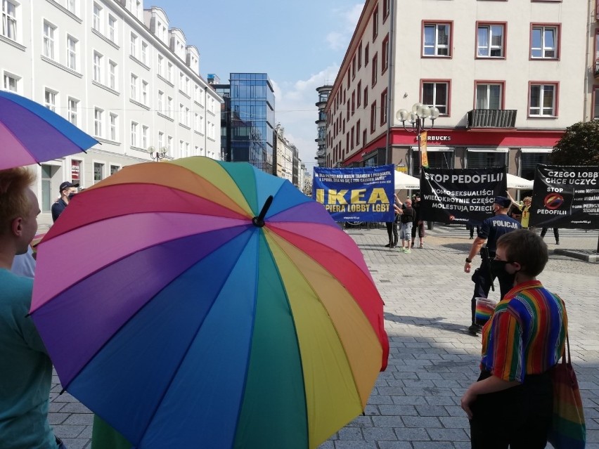 Manifestacja we wrocławskim Rynku. "Lobby LGBT chce uczyć małe dzieci masturbacji" [ZDJĘCIA]