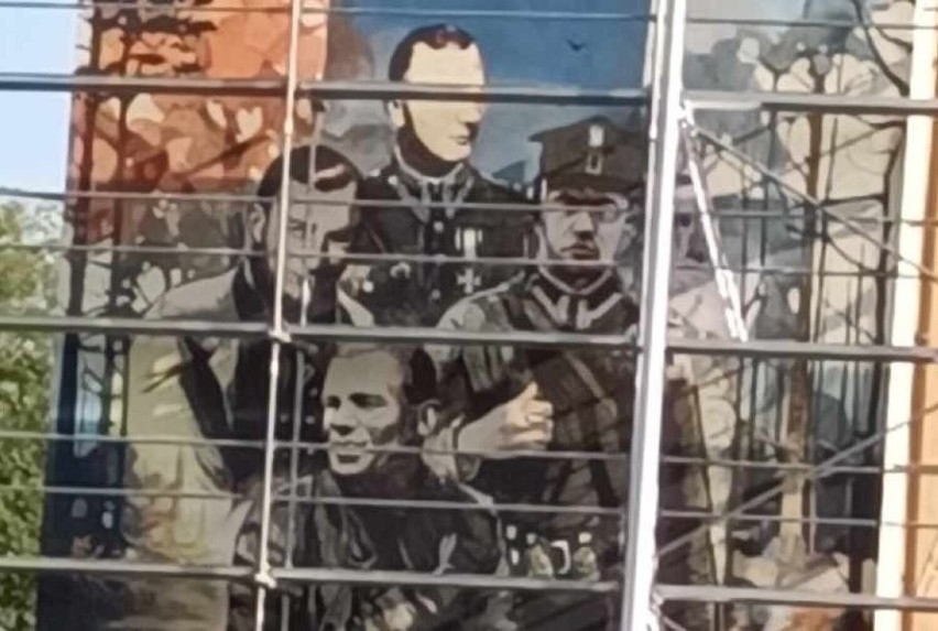 W Ostrowcu Świętokrzyskim powstaje historyczny mural