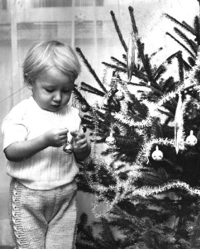 Choinka- tajemnicze drzewko, pełne miłych ozdób, lśniące światłem lampek. XII 1974 r.