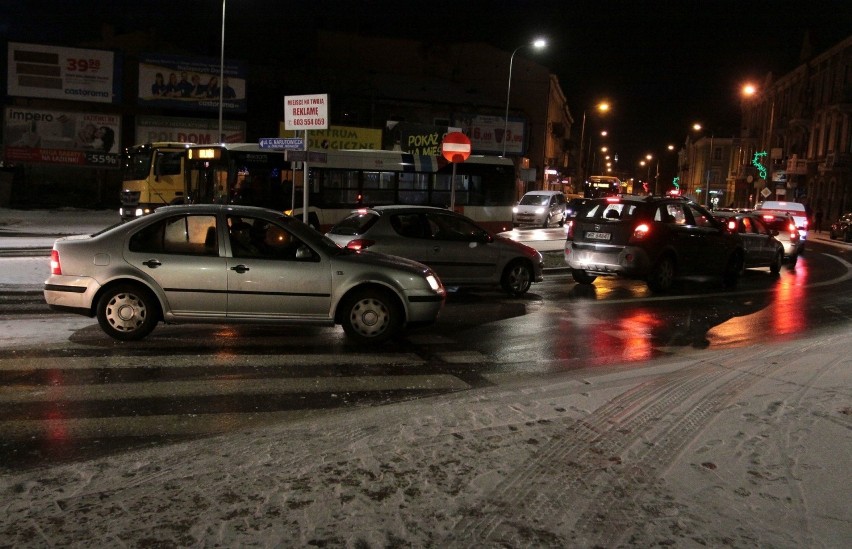 Paraliż na ulicach Radomia i regionu. Zamarzający deszcz zamienił jezdnie w ślizgawki. Autobusy opóźnione, kierowcy stoją w wielkich korkach
