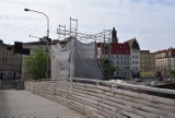 Po południowej stronie mostów Pomorskich trwa renowacja pawilonów i demontaż kładki [ZDJĘCIA]