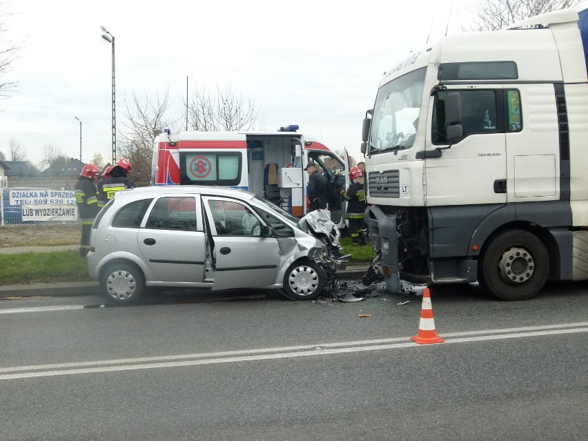 Wieluń: Zderzenie opla z ciężarówką. Kierowca zmarł w wieluńskim szpitalu