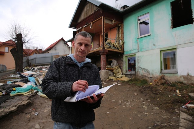 Cały świat poinformujemy o tym, co zrobił nam burmistrz! - zapowiada  Rafał Murkowski, który reprezentuje Romów z ul. Wąskiej.  Mówi, że wolą zostać w zrujnowanym domu niż ulec szantażowi