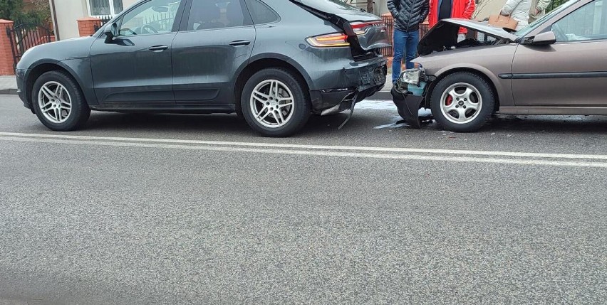 Zderzenie opla z porsche na Objezdnej w Radziejowie [zdjęcia]