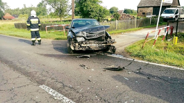 Ta kraksa mogła się skończyć tragicznie. W piątek, 21 lipca, na drodze wojewódzkiej nr 132 w Białczu audi zderzyło się z daewoo. Dwie osoby przetransportowano do szpitala.

Informację i zdjęcia z tego zdarzenia publikujemy dzięki uprzejmości strażaków z OSP Witnica, którzy przyjechali zabezpieczyć miejsce kolizji. - W piątek po godzinie ósmej rano w Białczu kierowca audi a4 wyjeżdżał na drogę główną z drogi podporządkowanej. W tym czasie na drodze wojewódzkiej nr 132 kierowca daewoo wykonywał manewr wyprzedzania ciągnika - relacjonuje Maciej Kimet z zespołu prasowego Komendy Wojewódzkiej Policji w Gorzowie. 

Kierowca audi nie zauważył daewoo, doszło do poważnego zderzenia. Kierowcy obu samochodów zostali odwiezieni do szpitala. - Na szczęście po wykonaniu badań okazało się, że nie stało się im nic poważnego - mówi M. Kimet.

Kierowca audi został ukarany 500-złotowym mandatem. Na jego konto wpłynie też sześć punktów karnych.

Przeczytaj też:  Człowiek w kałuży krwi na drodze w Białczu. Co się stało? [ZDJĘCIA]

Zobacz też wideo: KRYMINALNY CZWARTEK, ODC. 8 Dramatyczny wypadek w Gorzowie. Dwie osoby ciężko ranne, policja szuka trzeciej


