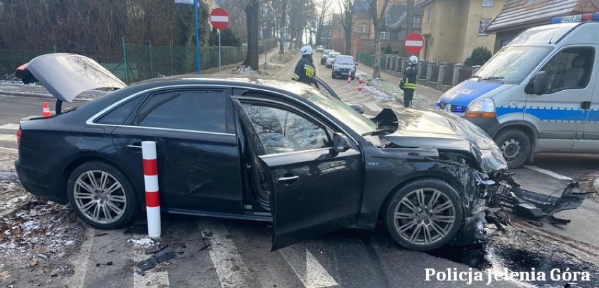 Kolizja Audi z Mercedesem przy Mickiewicza. Kierowca zniszczył ogrodzenie i zapłaci wysoki mandat