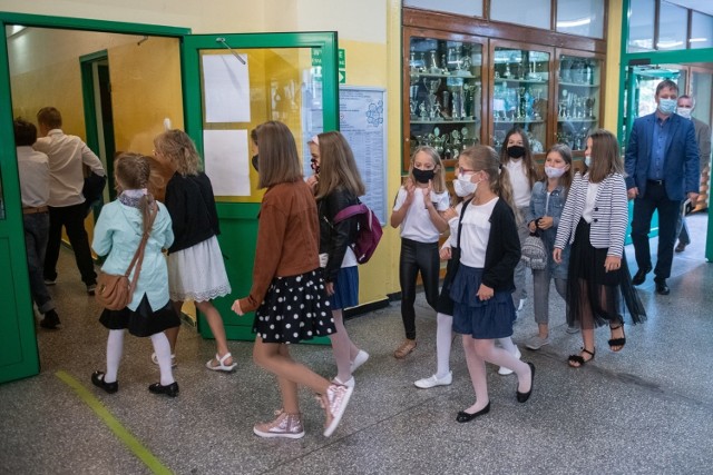 Powrót uczniów do szkół możliwy będzie najwcześniej po feriach. Decyzja w tej sprawie jednak jeszcze nie zapadła. 

Premier Mateusz Morawiecki pytany o sprawę przez Internautów podczas sesji Q&A na Facebooku zapowiedział, że wszystko zależeć będzie od wielkości przyrostu zakażeń i stanu dystrybucji szczepionek.



Czytaj dalej. Przesuń w PRAWO lub kliknij NASTĘPNE>>> 