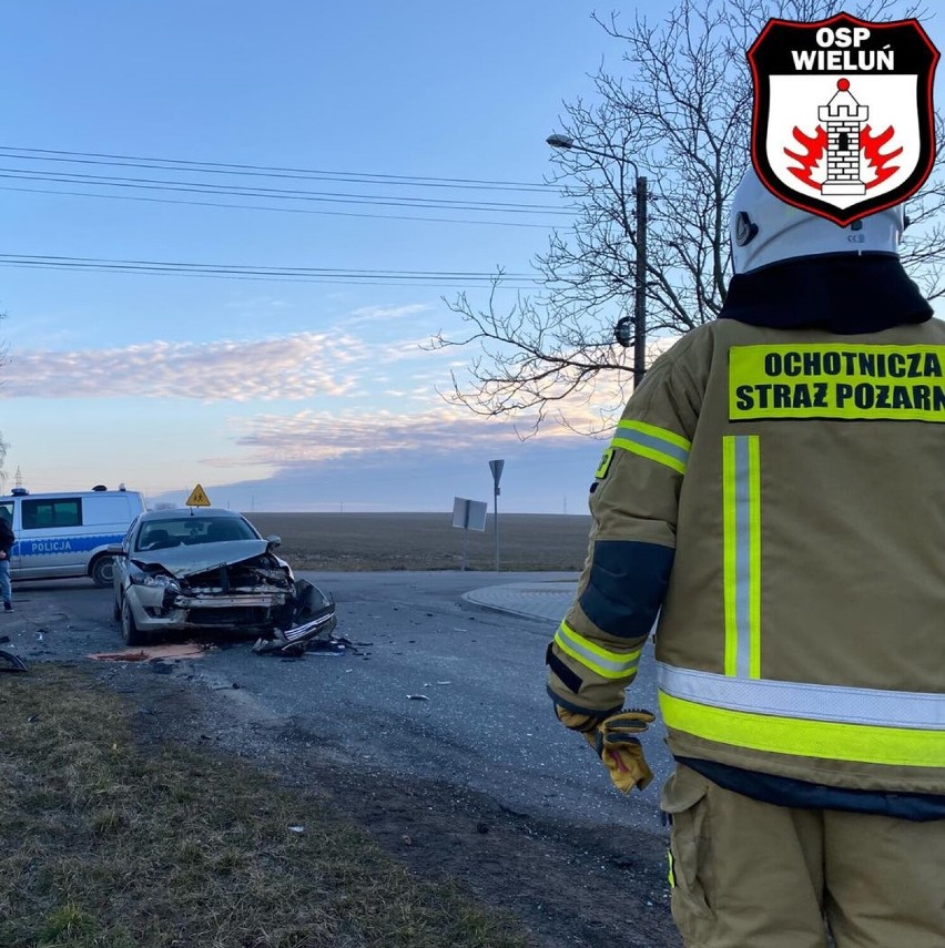 Wypadek na ul. Przemysłowej w Wieluniu. W zderzeniu forda z audi ucierpiał 30-latek