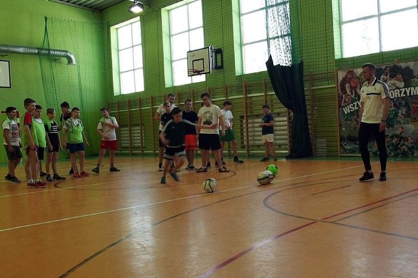 Piłkarze GKS Bełchatów odwiedzili uczniów w Dobrzelowie