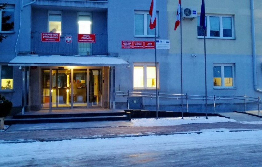 Nowe wejście i bramka dekontaminacyjna w starostwie powiatowym w Radomsku