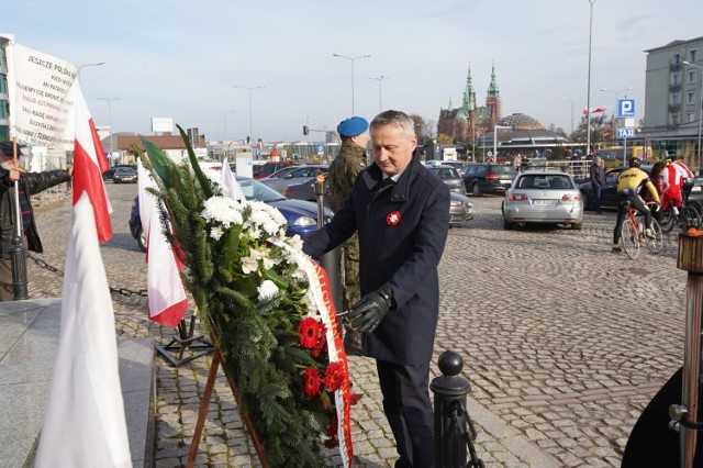 Kwiaty składa wojewoda świętokrzyski, Zbigniew Koniusz.