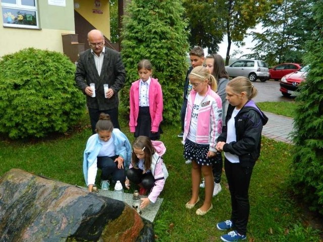 Uczniowie SP w Siedlcu Dużym uczcili pamięć zamordowanych w Katyniu Polaków