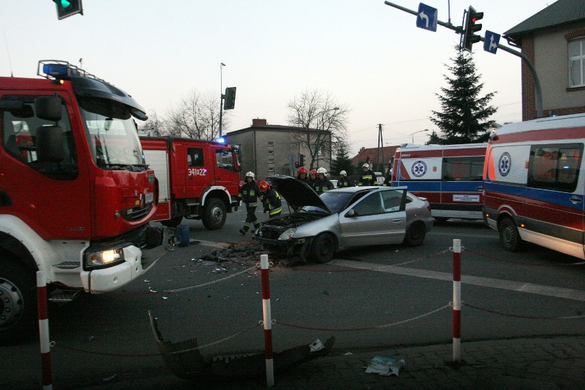 Chełmiec. Zderzenie dwóch samochodów na skrzyżowaniu [WIDEO, ZDJĘCIA]
