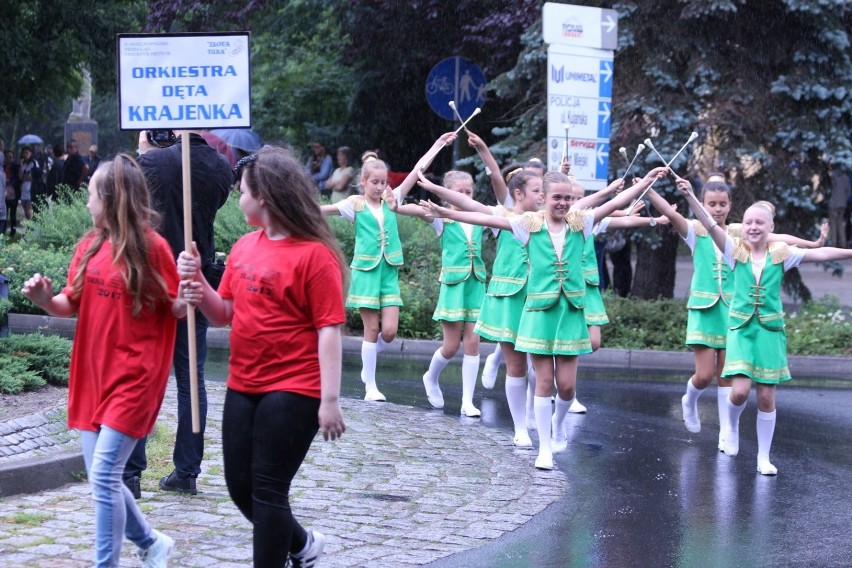 Złota Tuba. II Ogólnopolski Przegląd Orkiestr Dętych w Złotowie. Parada ulicami miasta