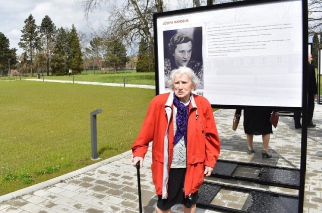 Józefa Handzlik (z domu Hatłas) upamiętniona w kalendarzu jest jednym z nielicznych już żyjących świadków historii pomocy udzielanej przez mieszkańców ziemi oświęcimskiej więźniom KL Auschwitz