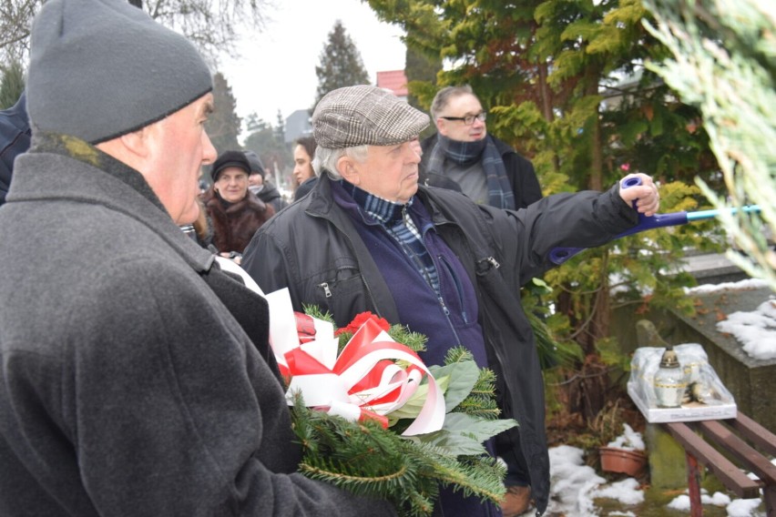 Władze miasta i powiatu złożyły kwiaty na grobach powstańców...