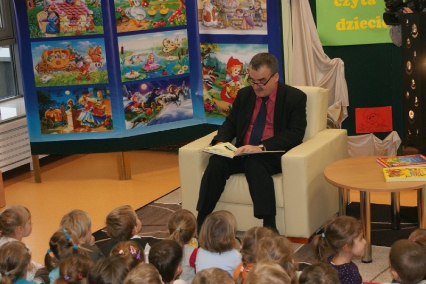 Prezydent Kielc, Wojciech Lubawski czytał przedszkolakom