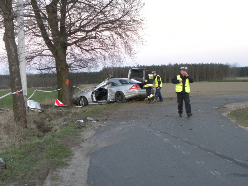 Poważny wypadek w Dębsku. Samochód uderzył w drzewo