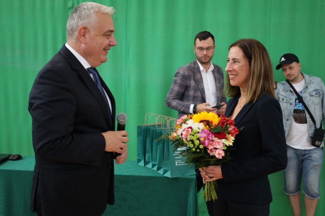 Burmistrz Szczecinka Daniel Rak gratuluje wyboru nowej dyrektor SP4 Natalii Stegienta