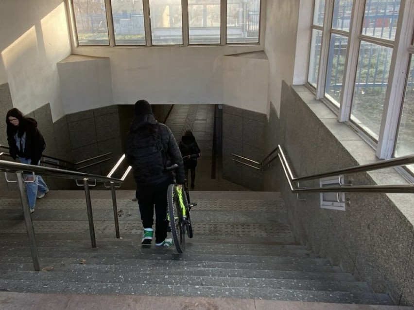 Tunel na ulicy Słowiańskiej w Lesznie świeżo po remoncie a płyty, którymi wyłożono schody już klawiszują 