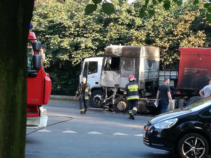 Rybnik: na ulicy Jana Kotucza spłonęła ciężarówka [ZDJĘCIA]