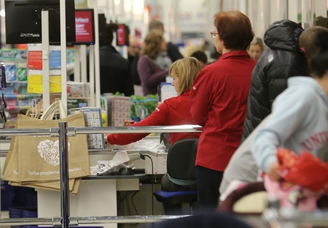 W handlu coraz bardziej brakuje rąk do pracy, szczególnie przed świętami. W Toruniu widać prawdziwy wysyp ofert dla kasjerów i sprzedawców. Kto płaci najlepiej? Oto konkretne oferty pracy ze stawkami.

CZYTAJ DALEJ NA KOLEJNYCH SLAJDACH --->