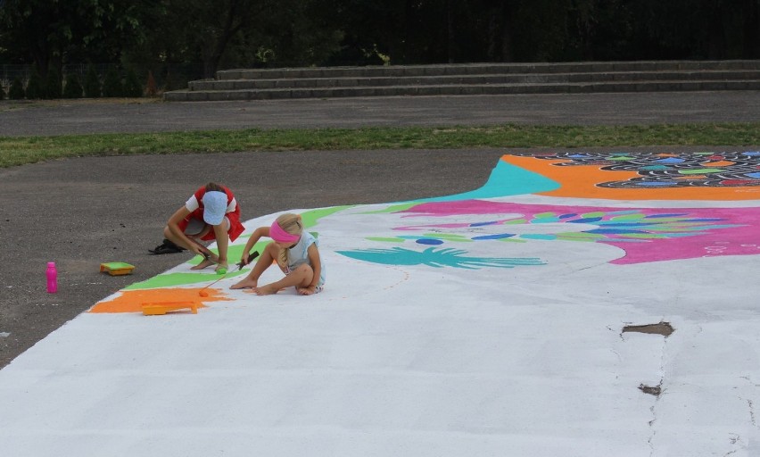 PoMaLoWiSko - pomaluj boisko!  Kolorowe boisko z artystą sztuki ulicznej Ra Kajol