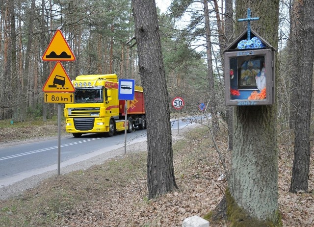 Trasa jest niebezpieczna, ale drogowcy nastawiali znaków z ograniczeniami i to ma wystarczyć